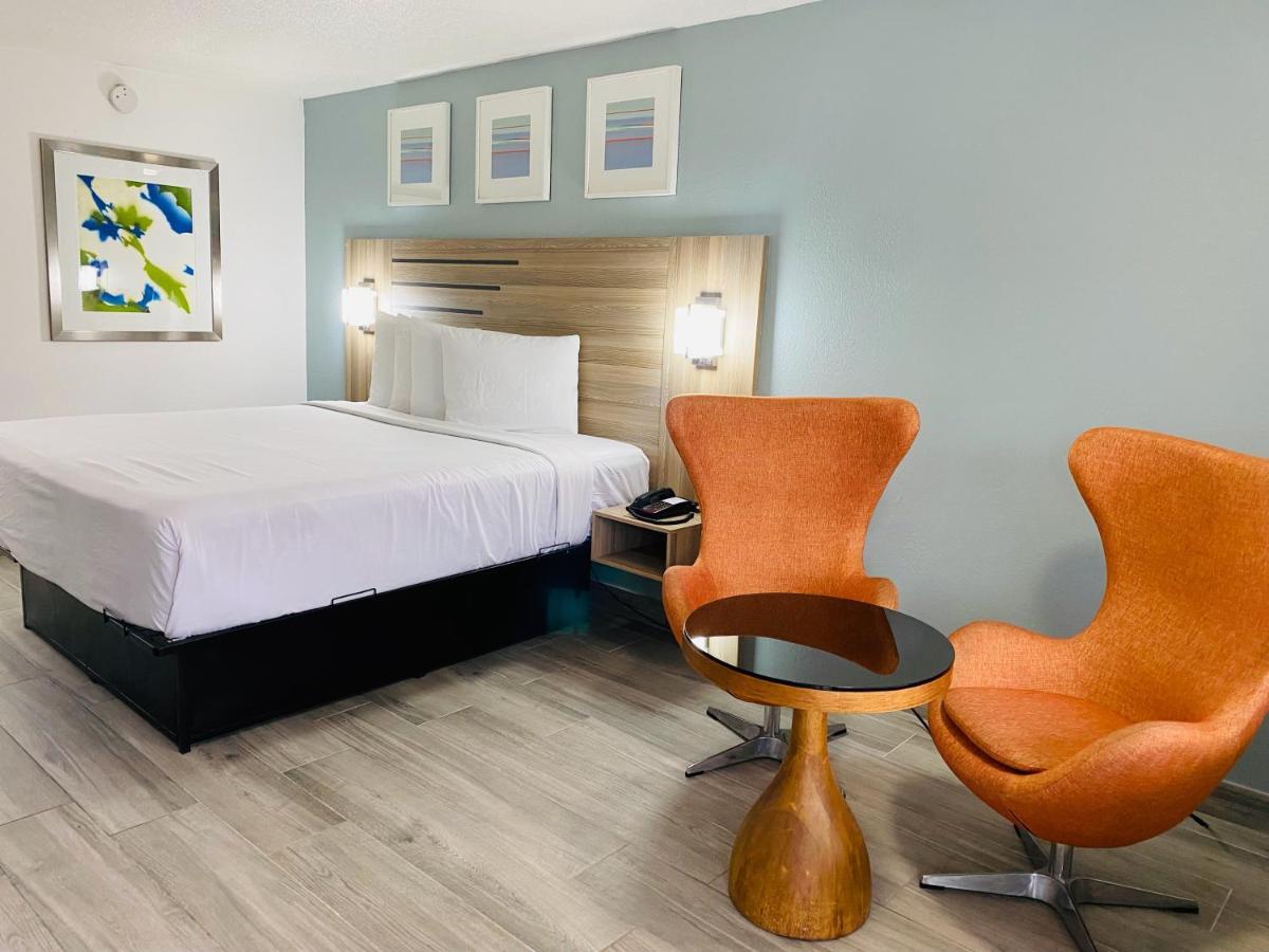 Deluxe  King Room with Roll-In Shower - Disability Access/Non Smoking